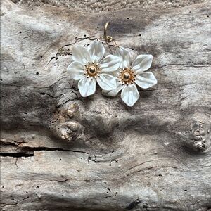 Elegant White Floral Drop Earrings - Gold Accents
